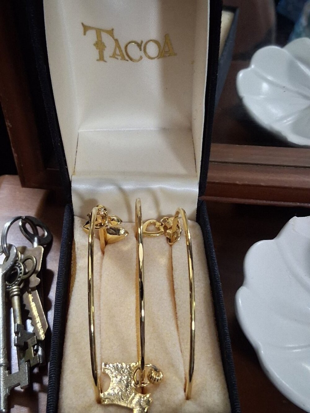 Scottie Dog Vintage Gold Tone Tacoa Boxed Bangle Set